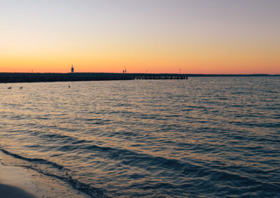 Strand an der Müritz bei Sonnenuntergang.