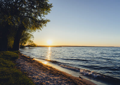 Strand an der Müritz bei Sonnenuntergang.